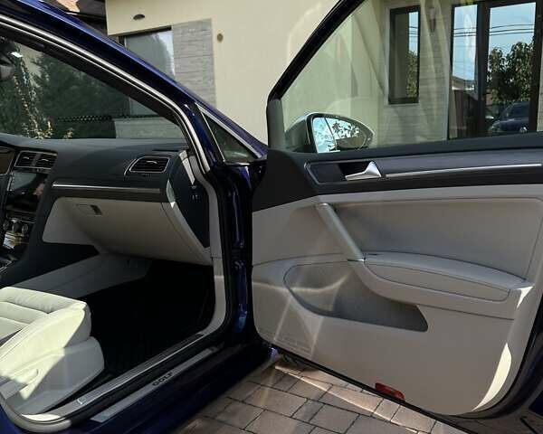Синий Фольксваген e-Golf, объемом двигателя 0 л и пробегом 90 тыс. км за 13900 $, фото 12 на Automoto.ua