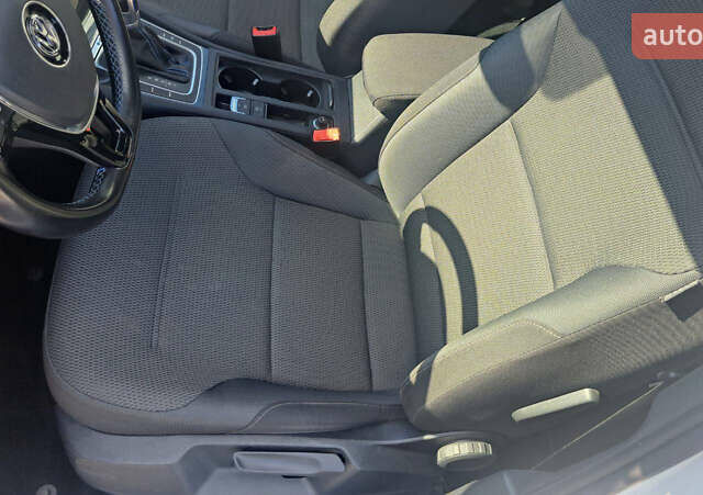 Синий Фольксваген e-Golf, объемом двигателя 0 л и пробегом 62 тыс. км за 13750 $, фото 11 на Automoto.ua