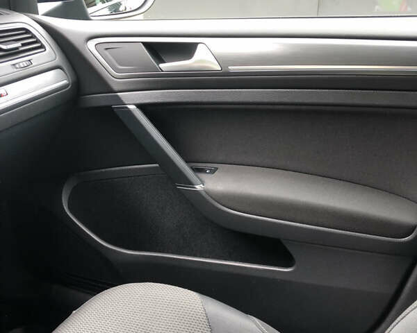 Синий Фольксваген e-Golf, объемом двигателя 0 л и пробегом 110 тыс. км за 13500 $, фото 10 на Automoto.ua