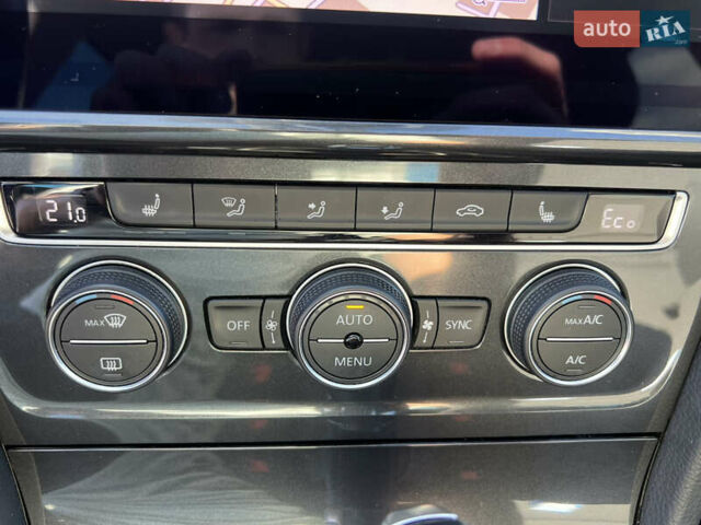 Синий Фольксваген e-Golf, объемом двигателя 0 л и пробегом 137 тыс. км за 14200 $, фото 17 на Automoto.ua