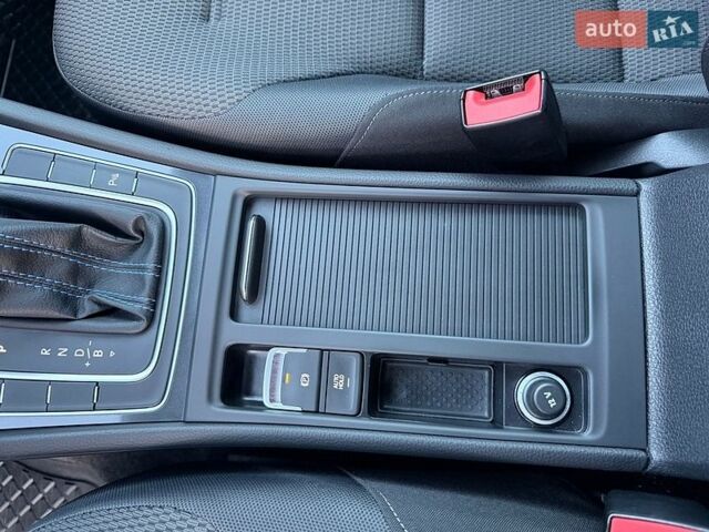Синий Фольксваген e-Golf, объемом двигателя 0 л и пробегом 96 тыс. км за 13400 $, фото 45 на Automoto.ua