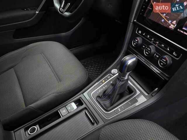 Синий Фольксваген e-Golf, объемом двигателя 0 л и пробегом 140 тыс. км за 11750 $, фото 35 на Automoto.ua
