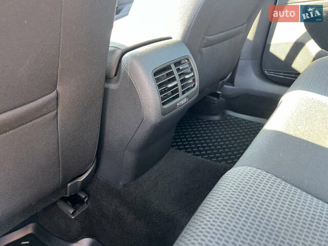 Синий Фольксваген e-Golf, объемом двигателя 0 л и пробегом 137 тыс. км за 14200 $, фото 26 на Automoto.ua