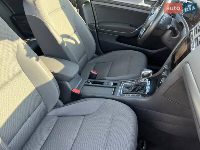 Синий Фольксваген e-Golf, объемом двигателя 0 л и пробегом 137 тыс. км за 14200 $, фото 39 на Automoto.ua