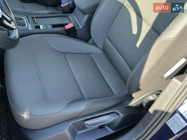 Синий Фольксваген e-Golf, объемом двигателя 0 л и пробегом 137 тыс. км за 14200 $, фото 13 на Automoto.ua