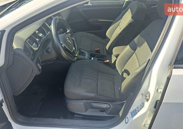 Синий Фольксваген e-Golf, объемом двигателя 0 л и пробегом 62 тыс. км за 13750 $, фото 10 на Automoto.ua
