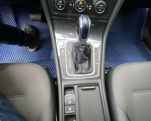 Синий Фольксваген e-Golf, объемом двигателя 0 л и пробегом 124 тыс. км за 15200 $, фото 5 на Automoto.ua