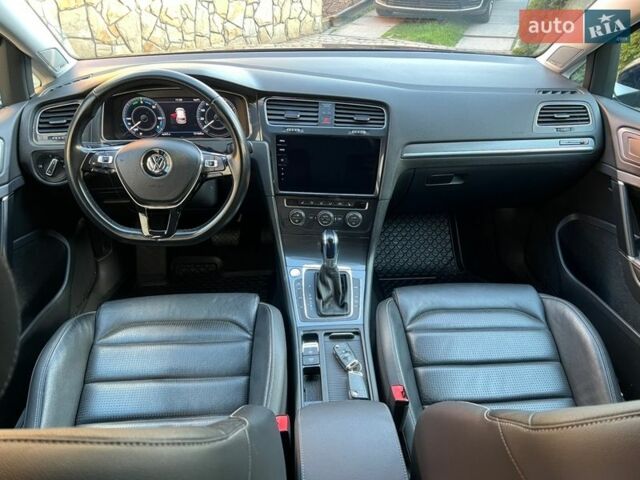 Синий Фольксваген e-Golf, объемом двигателя 0 л и пробегом 121 тыс. км за 12999 $, фото 1 на Automoto.ua