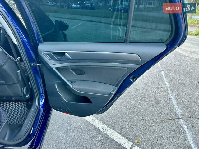 Синий Фольксваген e-Golf, объемом двигателя 0 л и пробегом 93 тыс. км за 14350 $, фото 57 на Automoto.ua