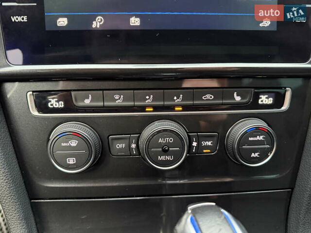 Синий Фольксваген e-Golf, объемом двигателя 0 л и пробегом 93 тыс. км за 14555 $, фото 47 на Automoto.ua