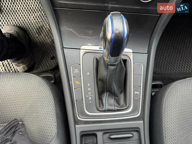 Синий Фольксваген e-Golf, объемом двигателя 0 л и пробегом 93 тыс. км за 14555 $, фото 46 на Automoto.ua