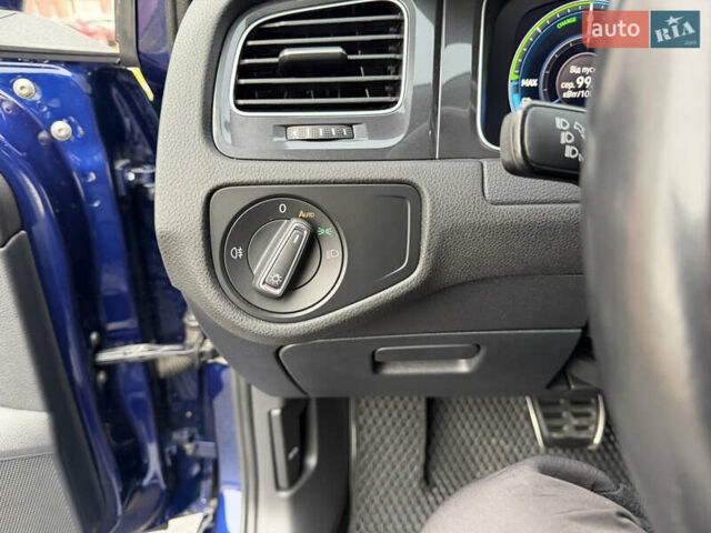 Синий Фольксваген e-Golf, объемом двигателя 0 л и пробегом 93 тыс. км за 14555 $, фото 36 на Automoto.ua