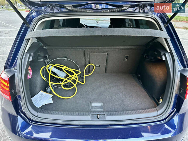 Синий Фольксваген e-Golf, объемом двигателя 0 л и пробегом 93 тыс. км за 14350 $, фото 33 на Automoto.ua