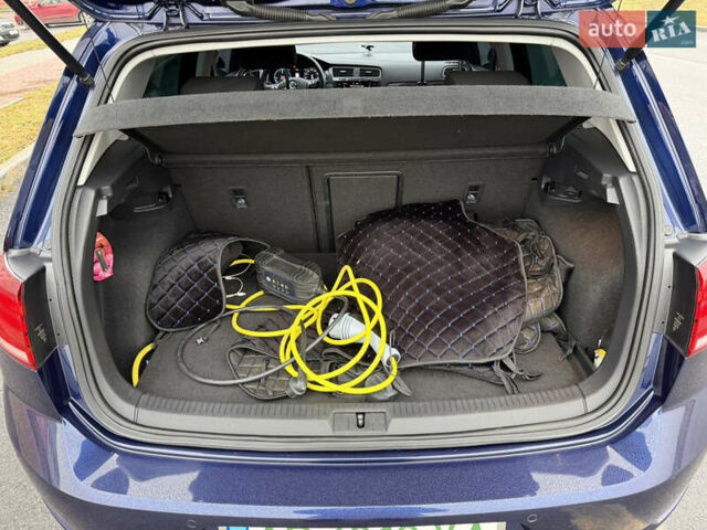 Синий Фольксваген e-Golf, объемом двигателя 0 л и пробегом 93 тыс. км за 14555 $, фото 60 на Automoto.ua
