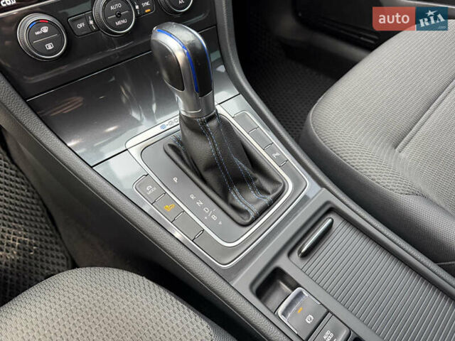 Синий Фольксваген e-Golf, объемом двигателя 0 л и пробегом 93 тыс. км за 14555 $, фото 45 на Automoto.ua