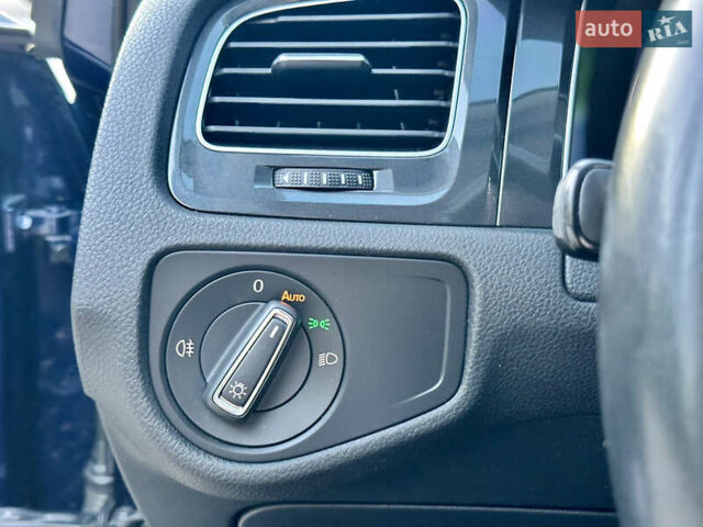 Синий Фольксваген e-Golf, объемом двигателя 0 л и пробегом 93 тыс. км за 14350 $, фото 41 на Automoto.ua