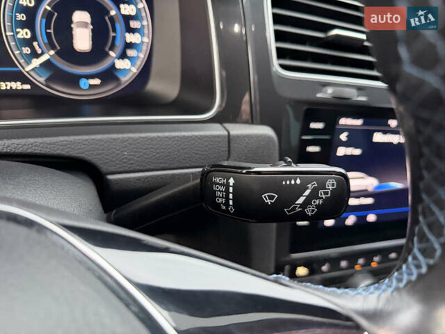 Синий Фольксваген e-Golf, объемом двигателя 0 л и пробегом 93 тыс. км за 14555 $, фото 43 на Automoto.ua