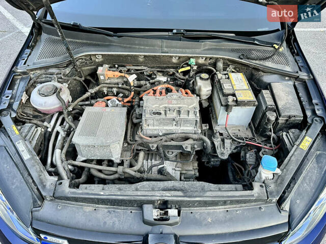 Синий Фольксваген e-Golf, объемом двигателя 0 л и пробегом 93 тыс. км за 14350 $, фото 65 на Automoto.ua