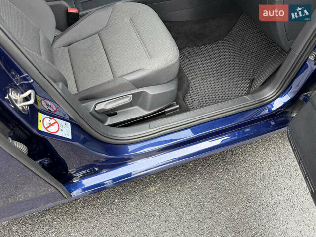 Синий Фольксваген e-Golf, объемом двигателя 0 л и пробегом 93 тыс. км за 14555 $, фото 56 на Automoto.ua