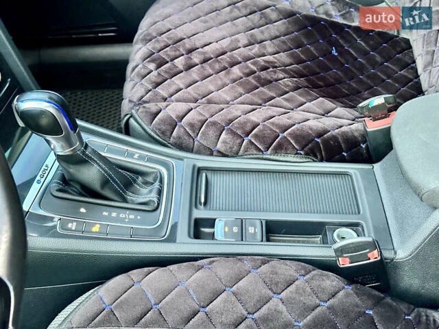 Синий Фольксваген e-Golf, объемом двигателя 0 л и пробегом 93 тыс. км за 14350 $, фото 40 на Automoto.ua