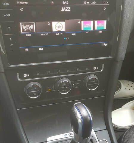 Синий Фольксваген e-Golf, объемом двигателя 0 л и пробегом 65 тыс. км за 15500 $, фото 5 на Automoto.ua