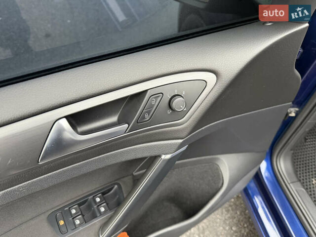 Синий Фольксваген e-Golf, объемом двигателя 0 л и пробегом 93 тыс. км за 14555 $, фото 31 на Automoto.ua