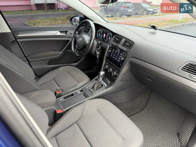 Синий Фольксваген e-Golf, объемом двигателя 0 л и пробегом 93 тыс. км за 14555 $, фото 58 на Automoto.ua