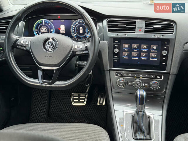 Синий Фольксваген e-Golf, объемом двигателя 0 л и пробегом 93 тыс. км за 14555 $, фото 62 на Automoto.ua