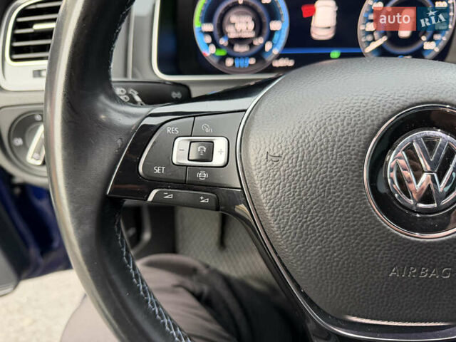 Синий Фольксваген e-Golf, объемом двигателя 0 л и пробегом 93 тыс. км за 14555 $, фото 41 на Automoto.ua