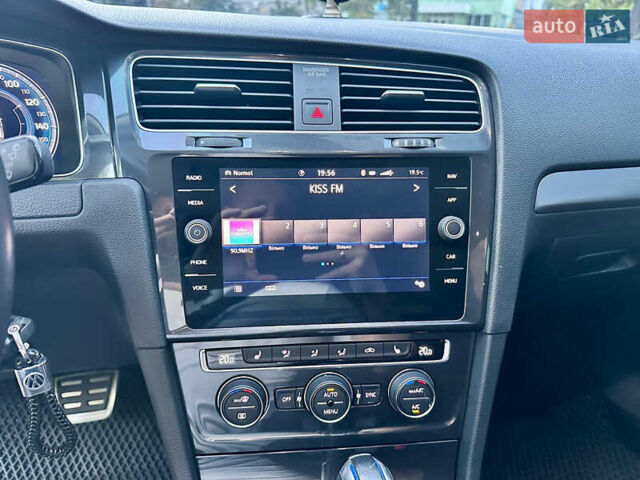 Синий Фольксваген e-Golf, объемом двигателя 0 л и пробегом 93 тыс. км за 14350 $, фото 45 на Automoto.ua