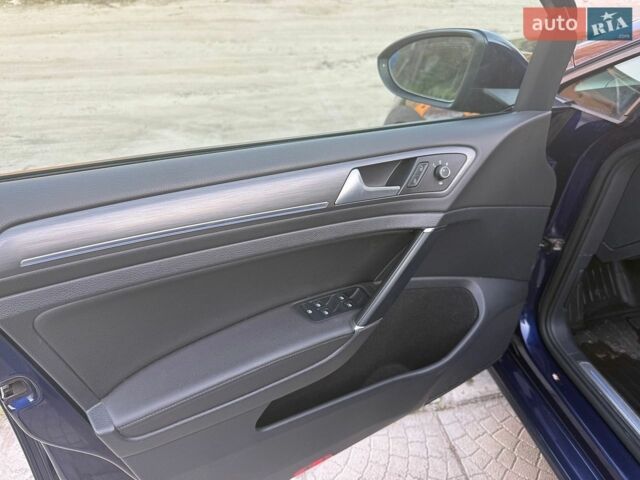 Синий Фольксваген e-Golf, объемом двигателя 0 л и пробегом 59 тыс. км за 14499 $, фото 26 на Automoto.ua