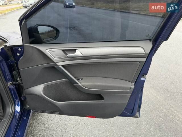 Синий Фольксваген e-Golf, объемом двигателя 0 л и пробегом 93 тыс. км за 14555 $, фото 55 на Automoto.ua