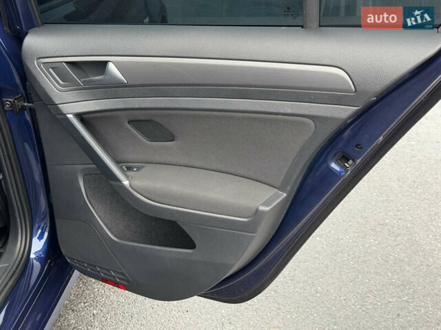 Синий Фольксваген e-Golf, объемом двигателя 0 л и пробегом 93 тыс. км за 14555 $, фото 53 на Automoto.ua