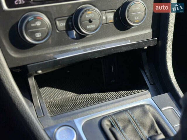 Синий Фольксваген e-Golf, объемом двигателя 0 л и пробегом 71 тыс. км за 15300 $, фото 72 на Automoto.ua