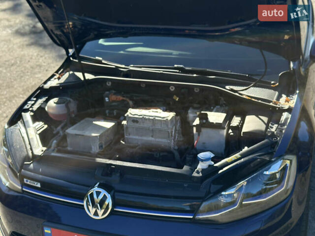 Синий Фольксваген e-Golf, объемом двигателя 0 л и пробегом 71 тыс. км за 15300 $, фото 150 на Automoto.ua
