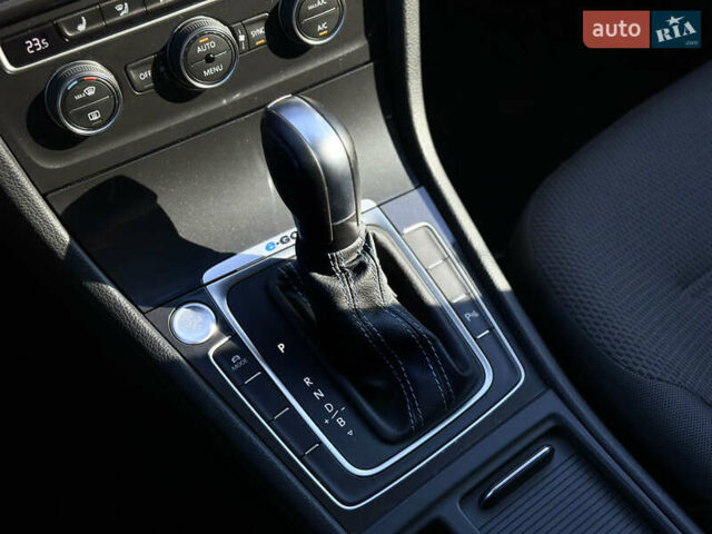 Синий Фольксваген e-Golf, объемом двигателя 0 л и пробегом 71 тыс. км за 15300 $, фото 68 на Automoto.ua