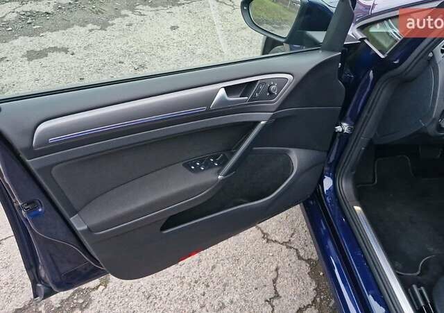 Синий Фольксваген e-Golf, объемом двигателя 0 л и пробегом 88 тыс. км за 16499 $, фото 11 на Automoto.ua