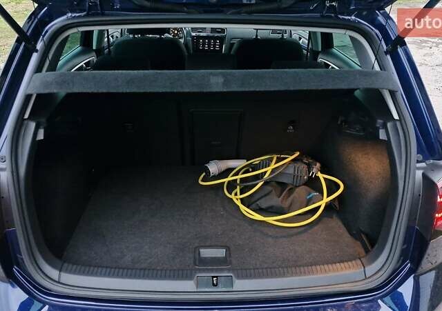 Синий Фольксваген e-Golf, объемом двигателя 0 л и пробегом 88 тыс. км за 16499 $, фото 9 на Automoto.ua