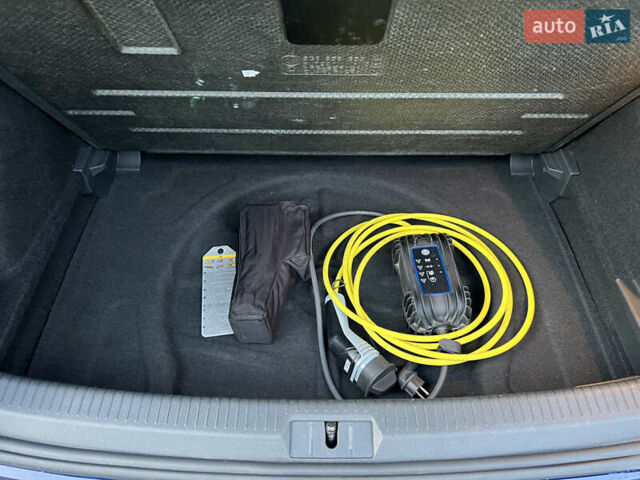 Синий Фольксваген e-Golf, объемом двигателя 0 л и пробегом 60 тыс. км за 15300 $, фото 18 на Automoto.ua