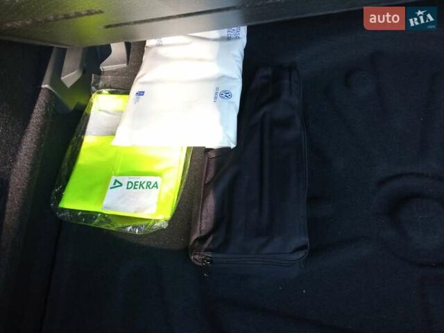 Синий Фольксваген e-Golf, объемом двигателя 0 л и пробегом 16 тыс. км за 16998 $, фото 13 на Automoto.ua