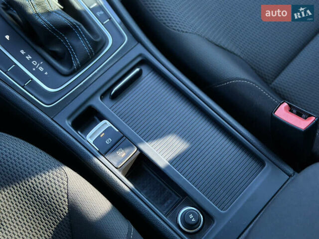 Синий Фольксваген e-Golf, объемом двигателя 0 л и пробегом 71 тыс. км за 15300 $, фото 70 на Automoto.ua