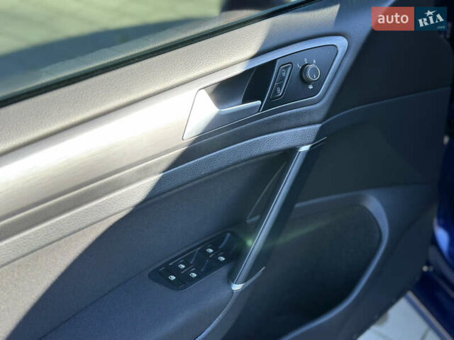 Синий Фольксваген e-Golf, объемом двигателя 0 л и пробегом 71 тыс. км за 15300 $, фото 53 на Automoto.ua