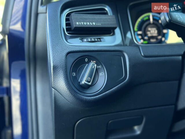 Синий Фольксваген e-Golf, объемом двигателя 0 л и пробегом 71 тыс. км за 15300 $, фото 55 на Automoto.ua