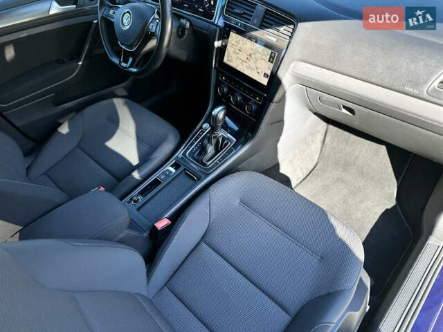 Синий Фольксваген e-Golf, объемом двигателя 0 л и пробегом 71 тыс. км за 15300 $, фото 48 на Automoto.ua