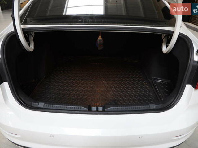 Белый Фольксваген e-Lavida, объемом двигателя 0 л и пробегом 26 тыс. км за 15900 $, фото 21 на Automoto.ua