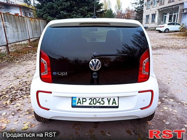 Белый Фольксваген e-up, объемом двигателя 60 л и пробегом 161 тыс. км за 6950 $, фото 2 на Automoto.ua
