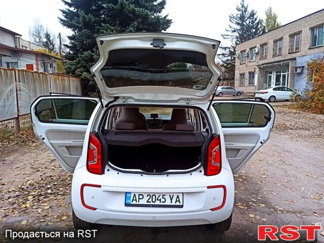 Белый Фольксваген e-up, объемом двигателя 60 л и пробегом 161 тыс. км за 6950 $, фото 10 на Automoto.ua