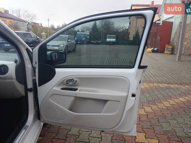 Фольксваген e-up 2013 в Самборе на Automoto.ua Белый Фольксваген e-up, объемом двигателя 0 л и пробегом 120 тыс. км за 6000 $, фото 36 на Automoto.ua