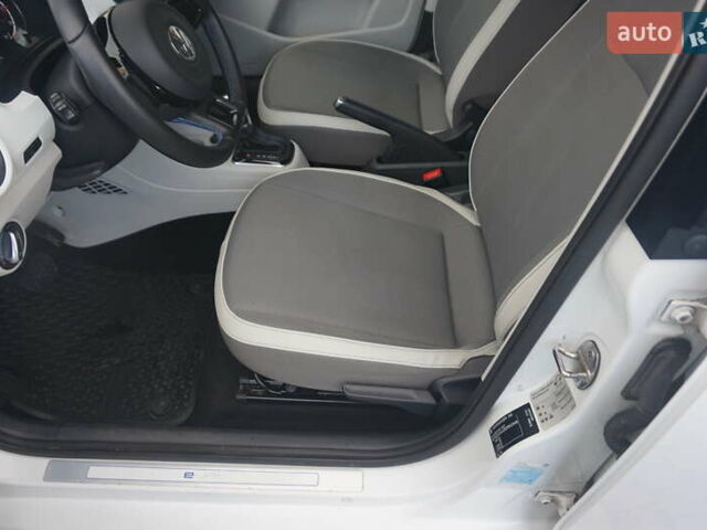 Фольксваген e-up 2013 в Самборе на Automoto.ua Белый Фольксваген e-up, объемом двигателя 0 л и пробегом 120 тыс. км за 6000 $, фото 26 на Automoto.ua