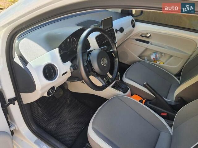 Фольксваген e-up 2013 в Кривом Роге на Automoto.ua Белый Фольксваген e-up, объемом двигателя 0 л и пробегом 134 тыс. км за 7150 $, фото 1 на Automoto.ua